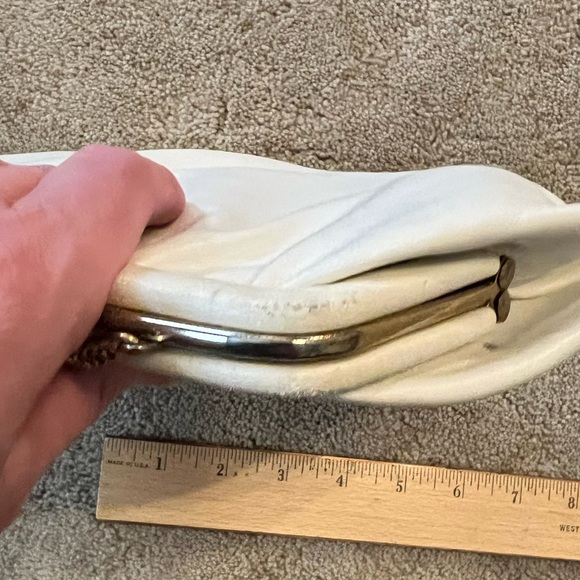 Vintage 1960s Ande’ White Faux Leather Handbag with Hinged Frame - Picture 7 of 12
